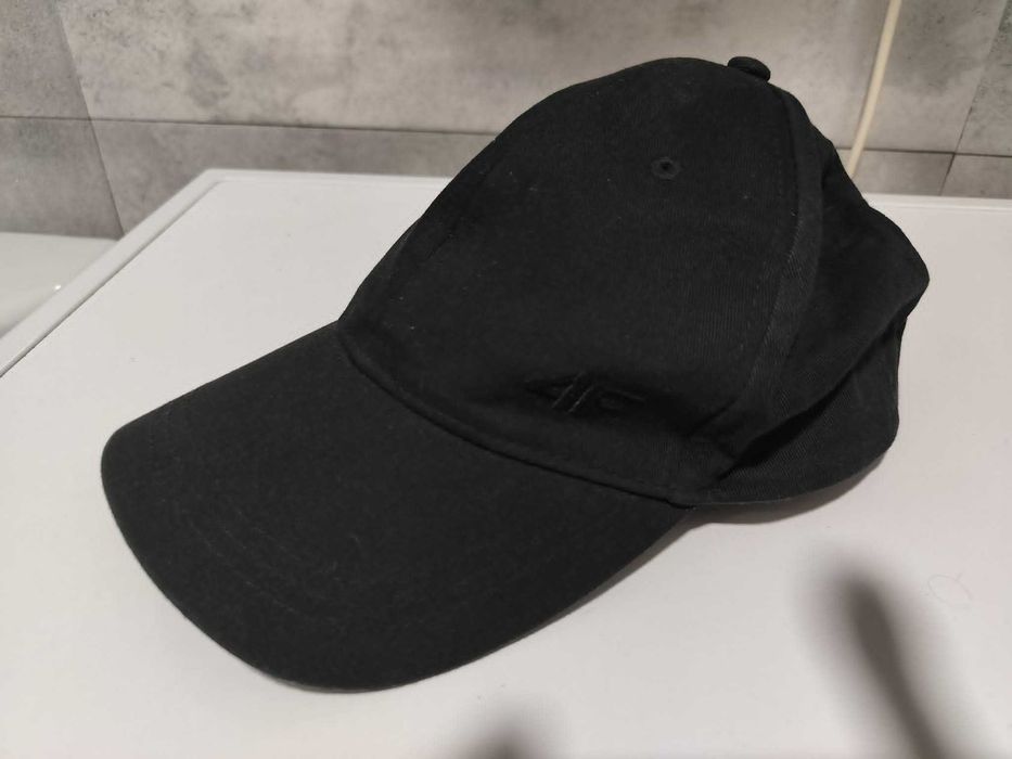 Czapka 4F z daszkiem bez metki M/L