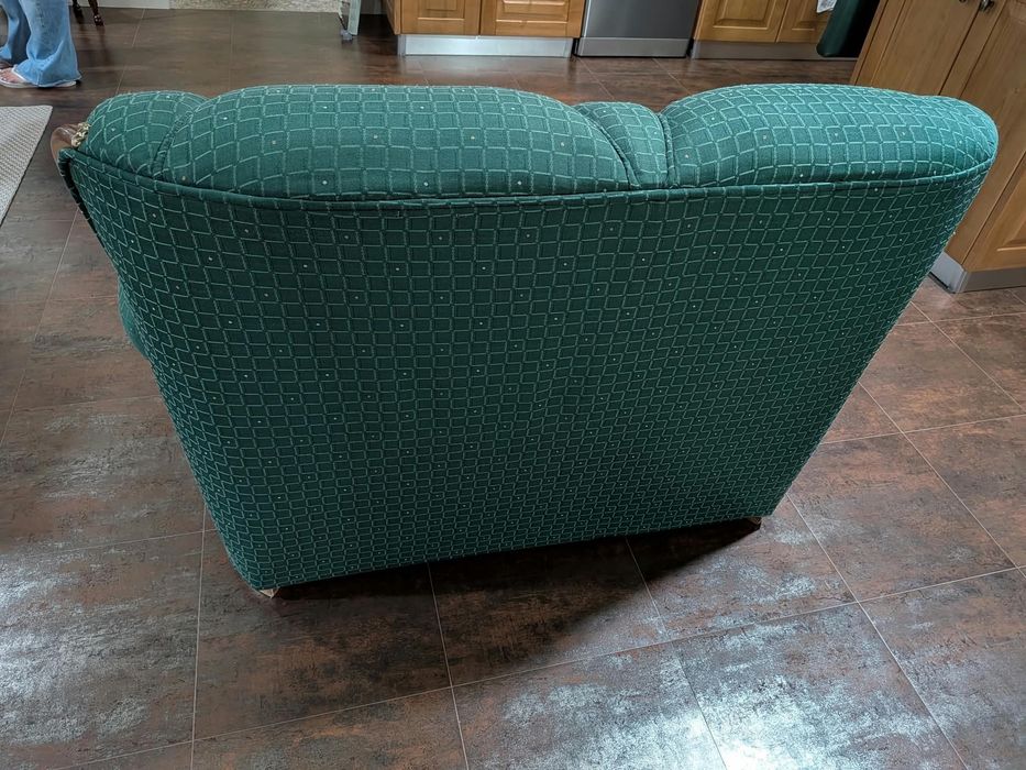 Sofá 2 Lugares Verde Clássico (130x90 cm) - Compacto e Confortável