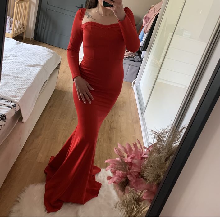 Czerwona długa sukienka długi rękaw