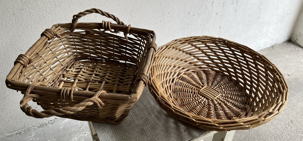 Dwa koszyki wiklinowe