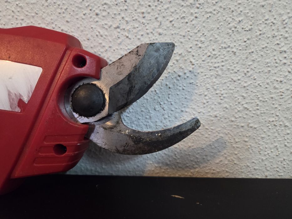 Używane akumulatorowe nożyce do gałęzi Einhell