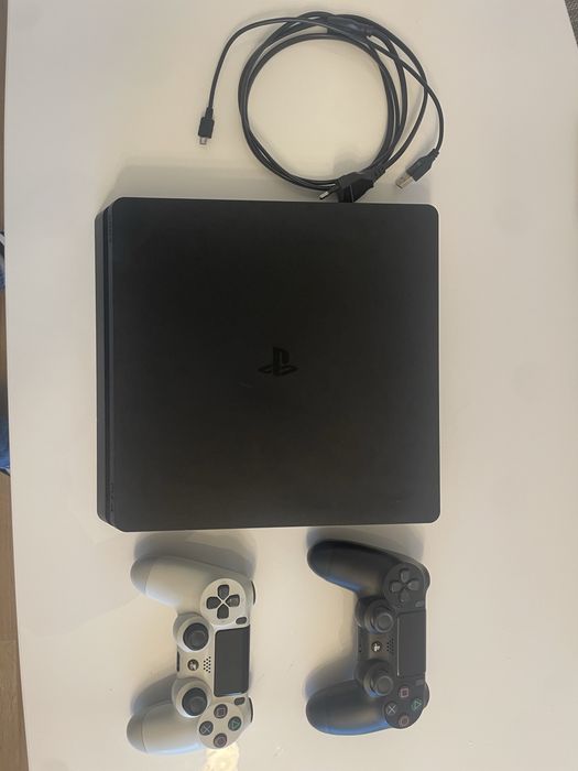 PS4 1TB + 2 comandos