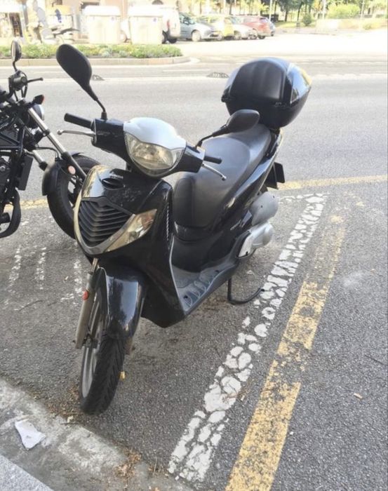 Honda SH 125 preta