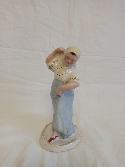 Статуэтка фарфоровая плясунья городница. Статуетка фарфор.