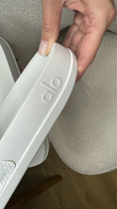 Шльопанці Alo Yoga