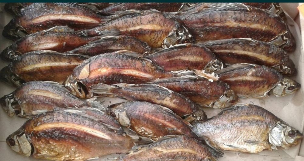 Печена риба на соломі. Риба з печі. Карась м'який.