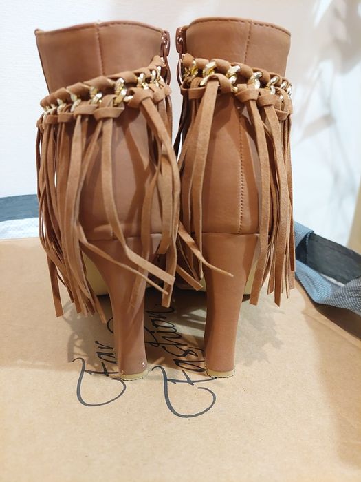 Botki brązowe camel 37 ocieplane frędzle