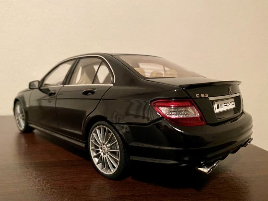 Модель AUTOart Mercedes-Benz W204 C63 AMG 1/18