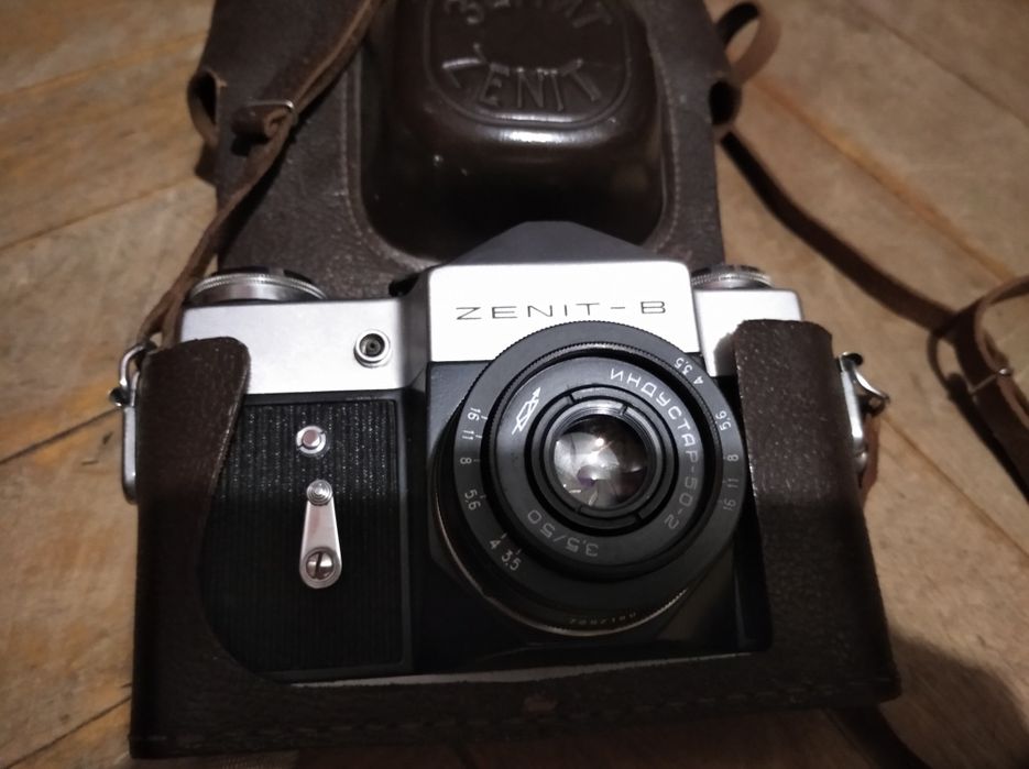 Фотоаппарат Зеніт-8 в кожаном чехле.