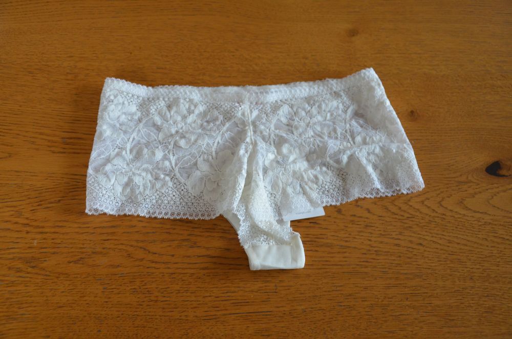 Triumph majtki koronka r. 38  ecru