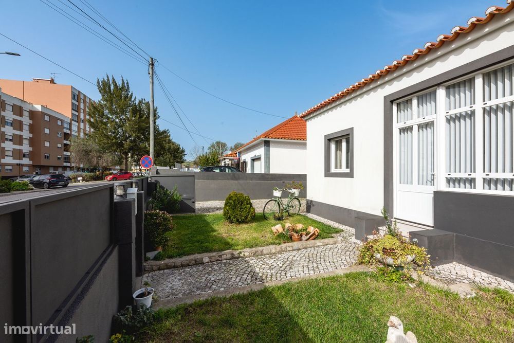 Moradia T3 Transformada Em T2 | Garagem | 221M2 | Arruda Dos Vinhos