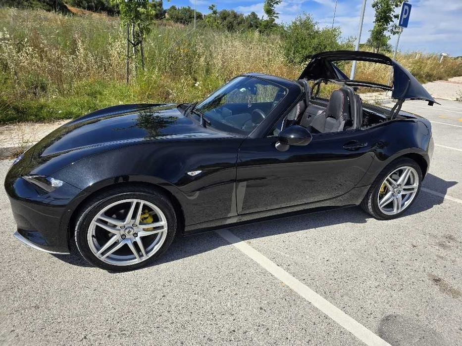 Carro descapotável Mazda Mx5