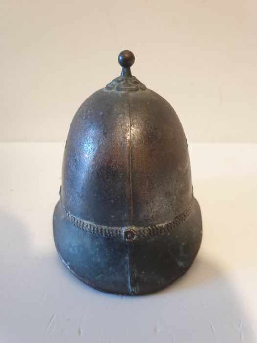Pequena antiga campainha de mesa - capacete Metropolitan Police