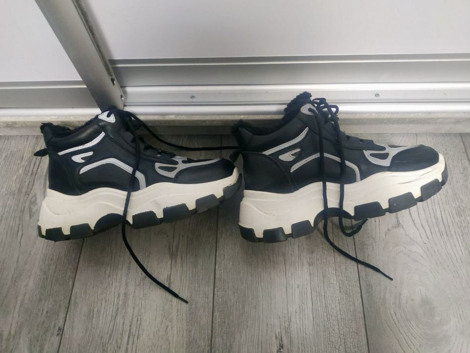 Терміново зимні кросівки на високій підошві