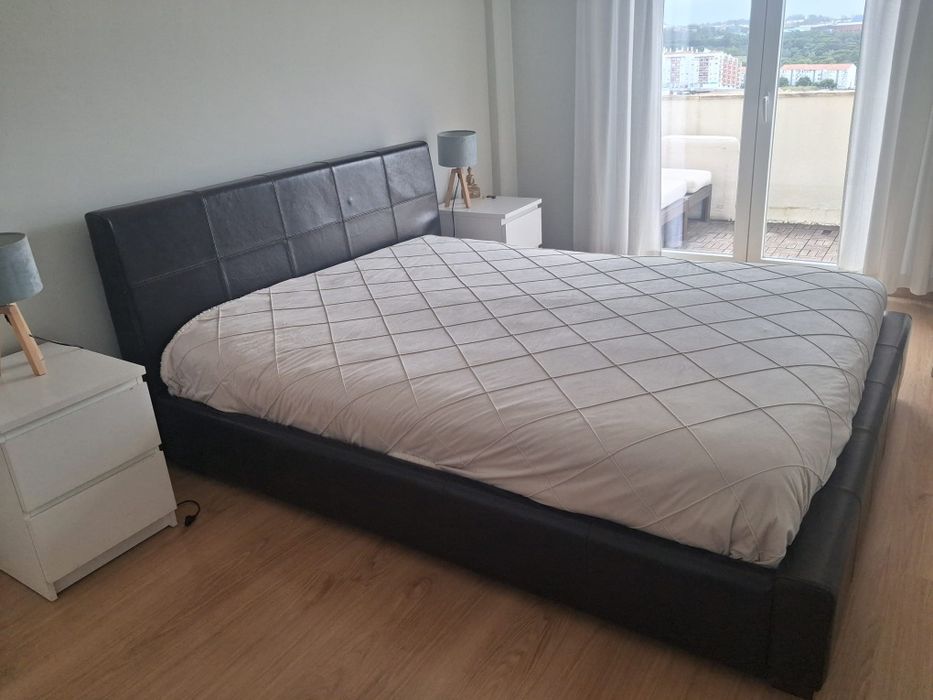 Cama de casal, couro castanho escuro