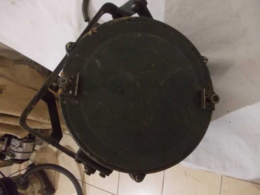Stara wojskowa lampa noktowizyjna do pojazdu wojskowego