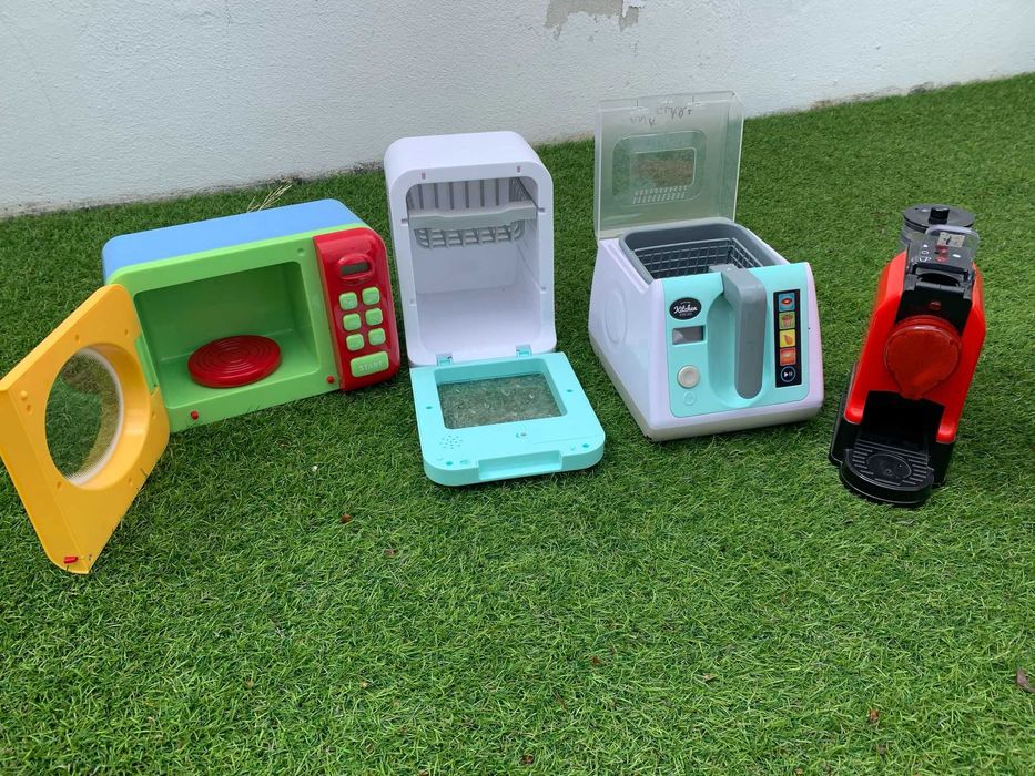 Cozinha de brincar ikea com vários acessórios.