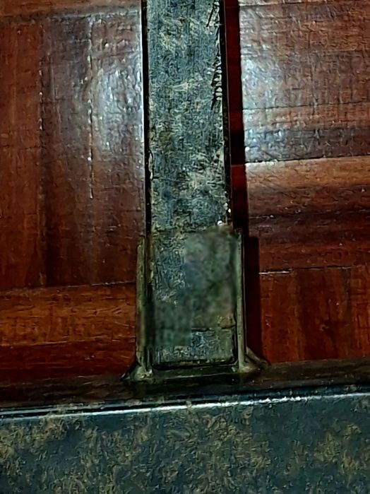 Cama de ferro forjado com dossel em preto e bronze + estrado