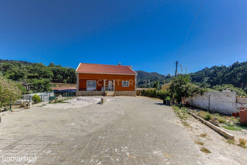 Moradia T8 em Lousa: O Equilíbrio Perfeito entre Campo, Cidade e Mar