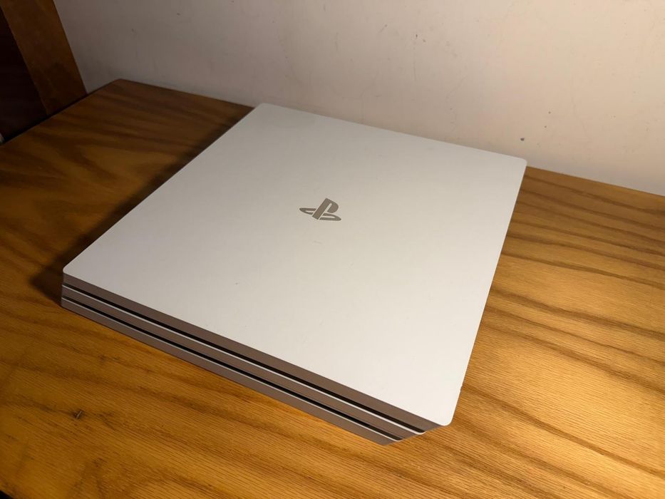 PS4 pro 1tb com dois comandos