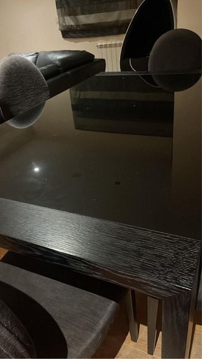 Mesa de madeira e vidro preta + cadeiras