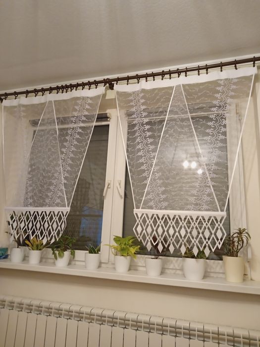 Firanki panelowe z dekorem lub falbaną