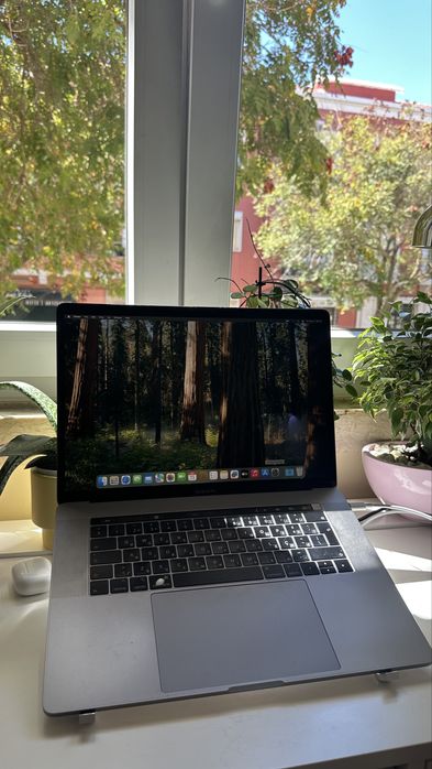 MacBook Pro 15" (2018 / 2019) — 16 GB / 512 GB SSD