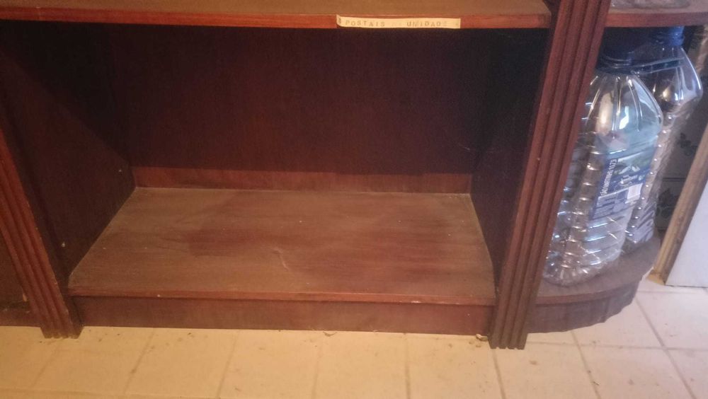 armário usado em livraria e também como garrafeira