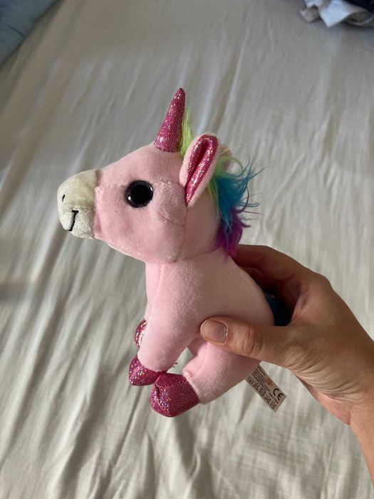 Peluche unicórnio rosa com crina arco-íris e cascos brilhantes