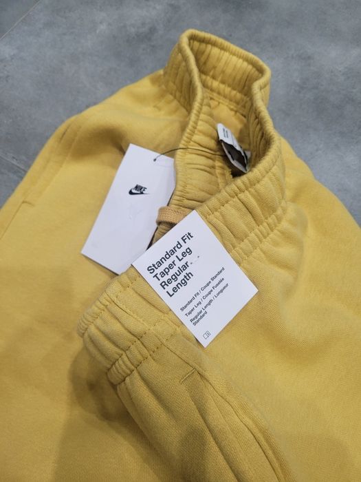 Spodnie dresowe damskie Nike S miodowy