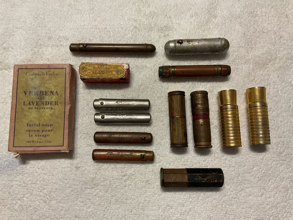 Lote antigo de bijuteria - Batons e frascos de perfume
