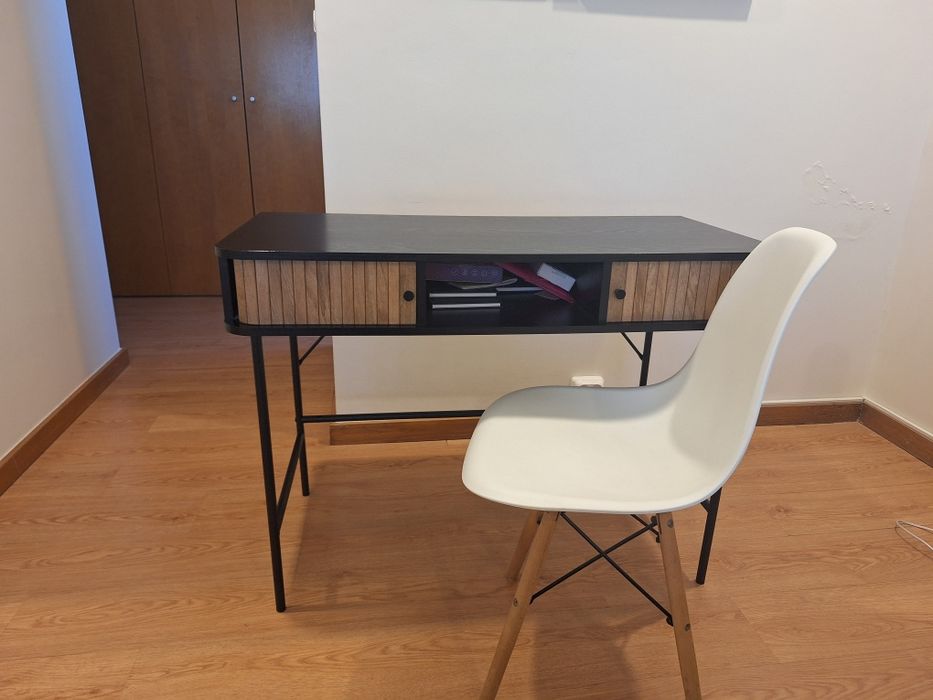 Secretaria e cadeira