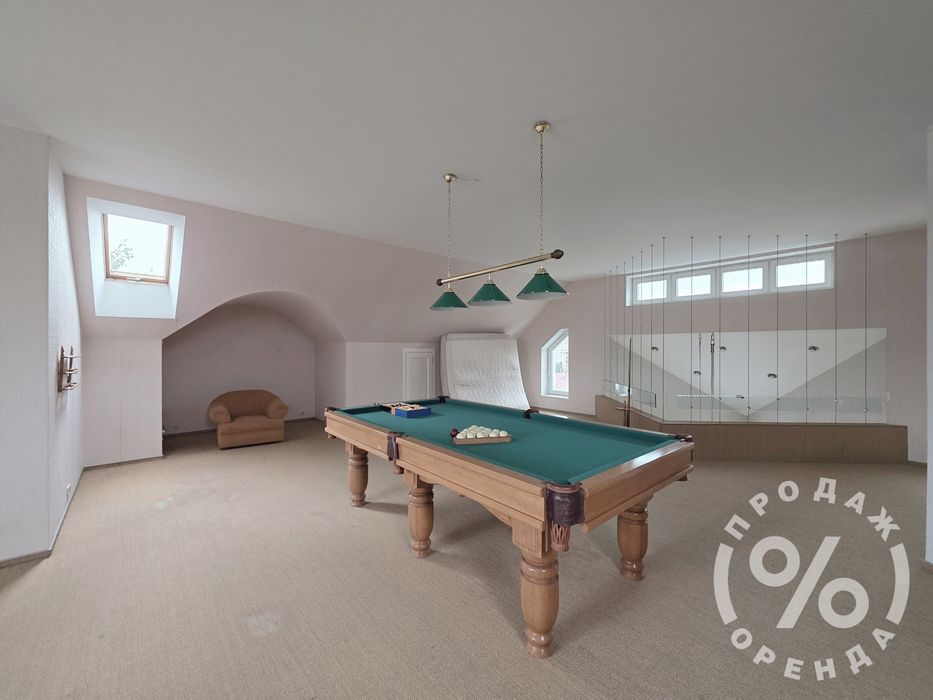 Стильний будинок у центрі з більярдною та камінною кімнатою