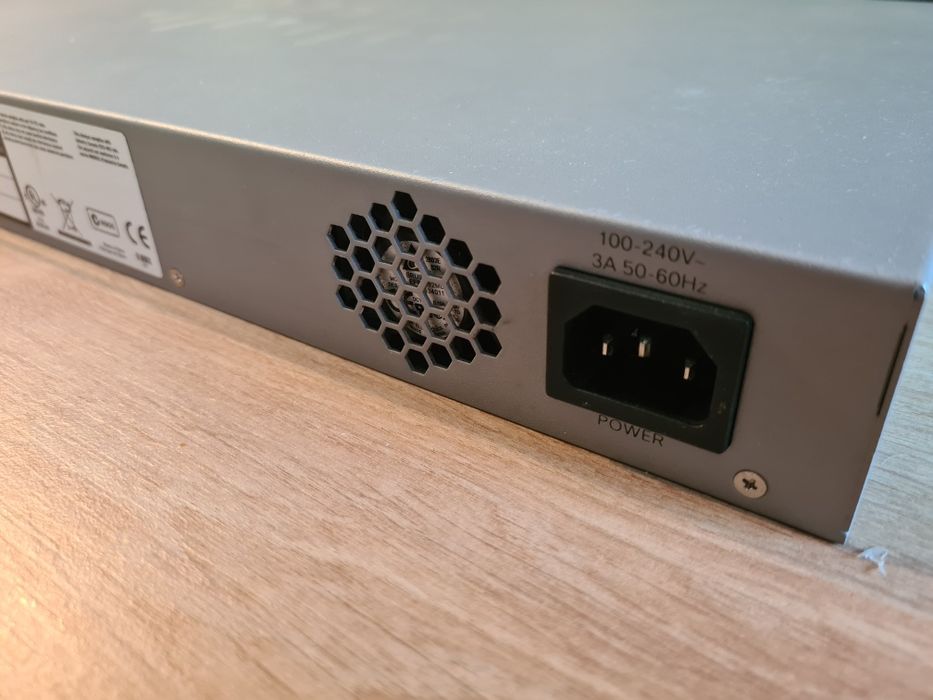 switch Cisco SG200-26P 26-Port Gigabit PoE Smart Switch.