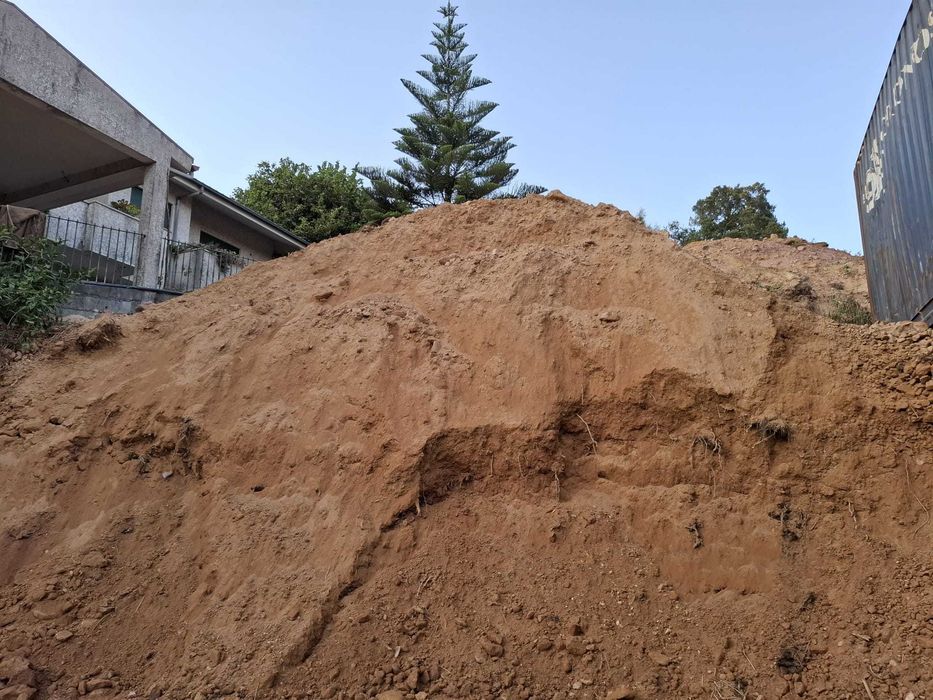 Dou Terra a quem venha buscar ao local - Foz do Sousa