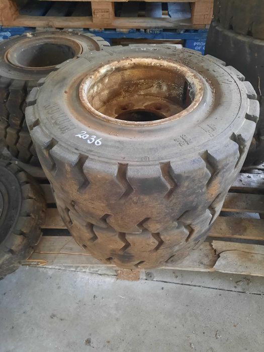 Lote de 14 Pneus Sólidos e Jantes para Máquinas e Empilhadores