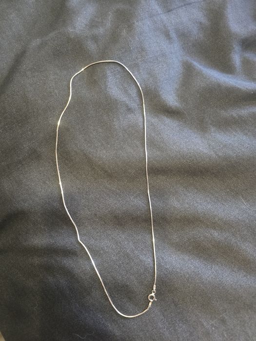 Srebrny łańcuszek.