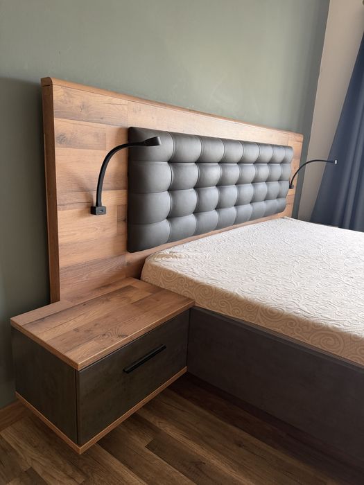 Cama de casal com mesas de cabeceira