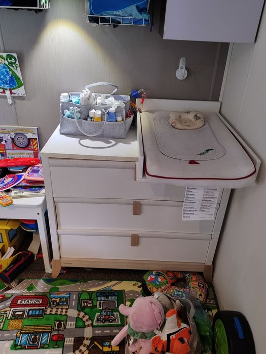 Berço e cómoda muda fraldas