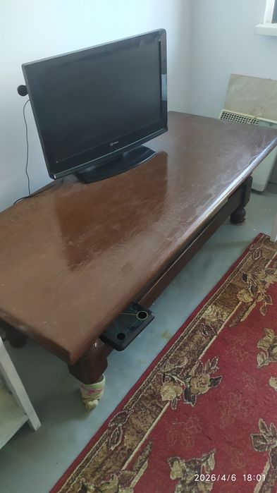 Дубовий  журнальний стіл.