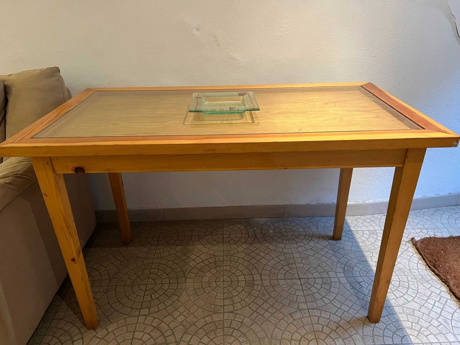 Mesa em madeira retangular, com tampo em vidro para decorar