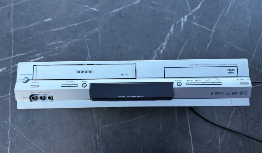 Відеомагнітофон  DVD програвач (2 в 1)Toshiba SD-37VSR
