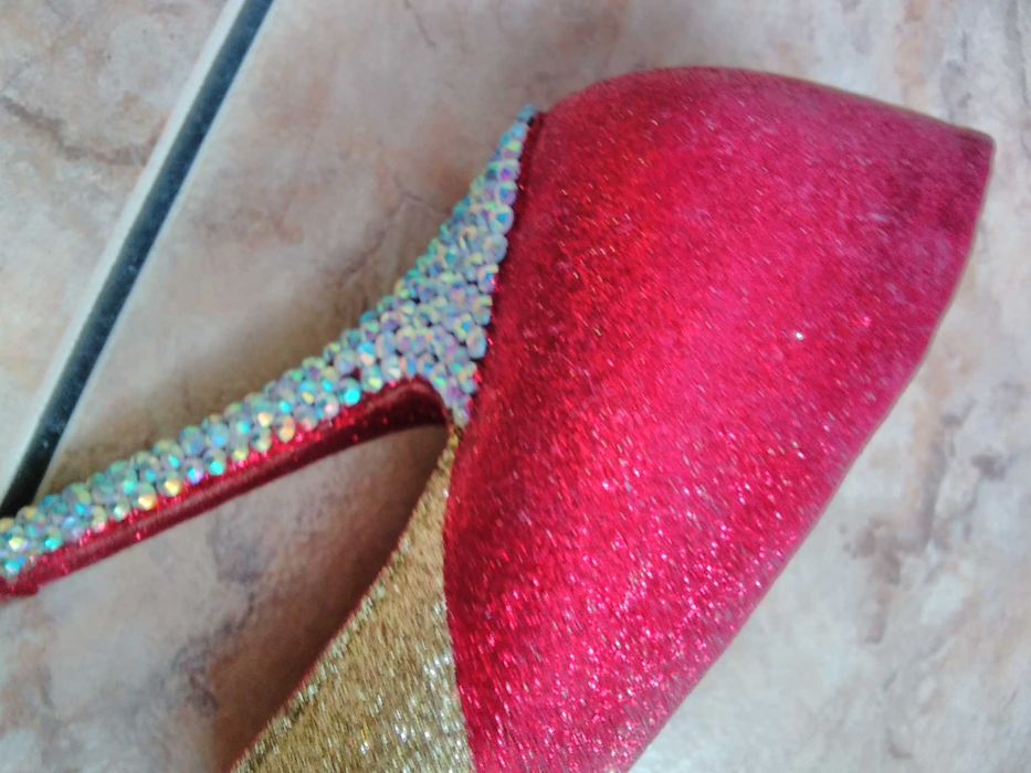 Szpilki brokatowe czerwono-złote 38