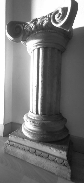 Pedestal decorativo em forma de coluna clássica