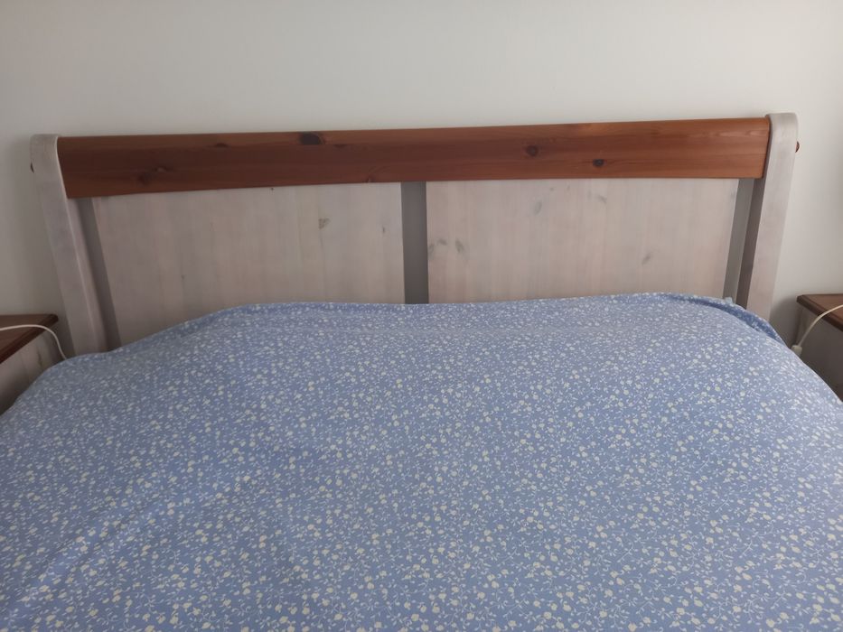 Oportunidade. Cama de Casal +2 Mesas de cabeleireira + Estrado.