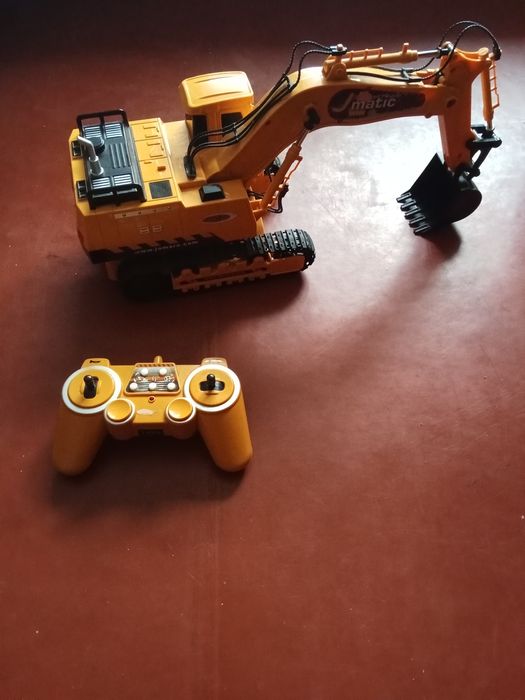 Екскаватор трактор на радіокеруванні