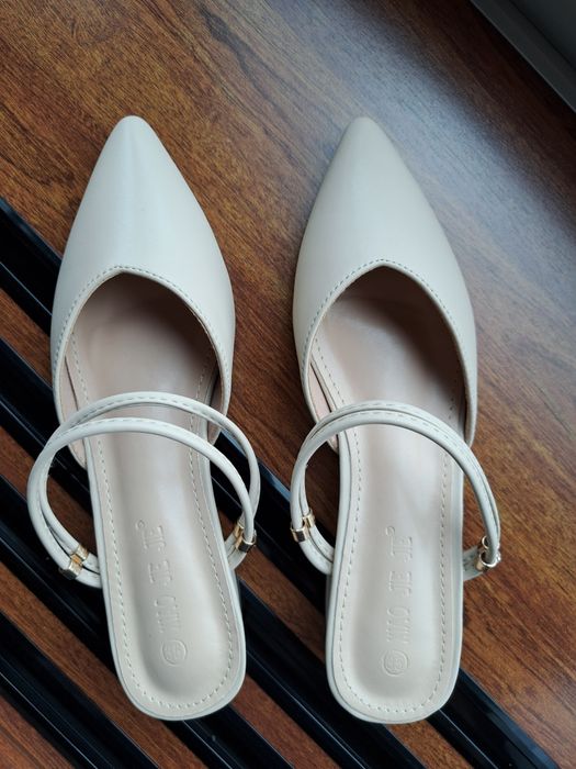 Sapatos elegantes baixos