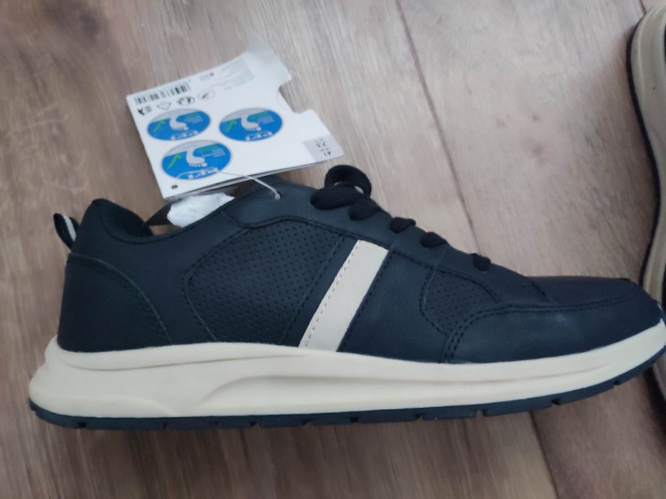 Шкіряні нові фірмові кросівки з Німеччини 41 розміру.