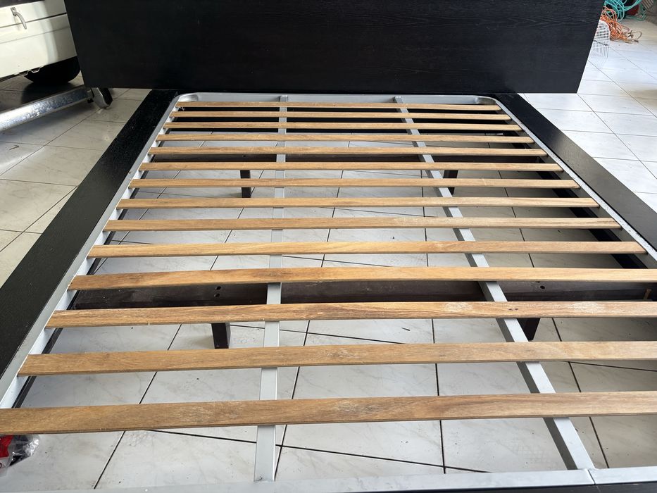 Cama de casal com as 2 mesas de cabeceira