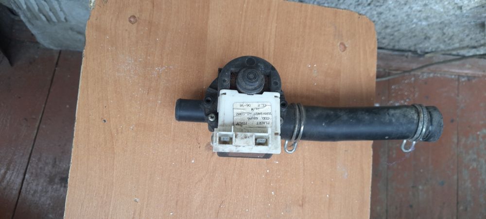 Продам в справному стані водяний насос  від пральної машинки